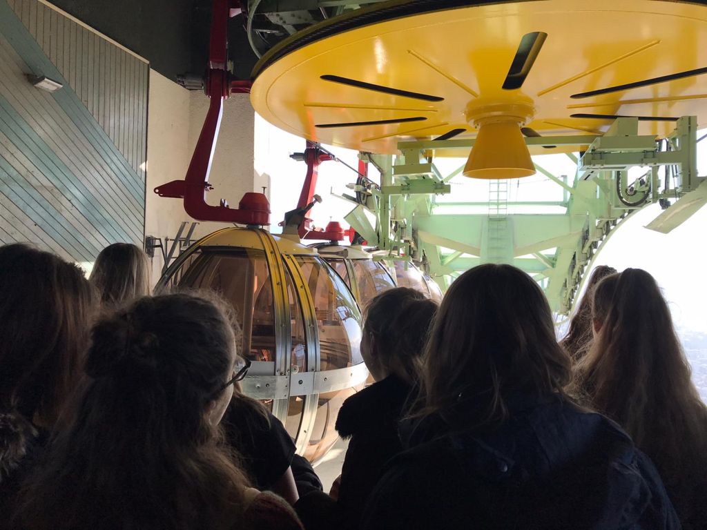 Queuing for cable cars